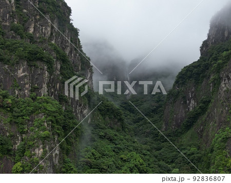 激しい雨に打たれる奇岩絶壁の行縢山の空撮 92836807