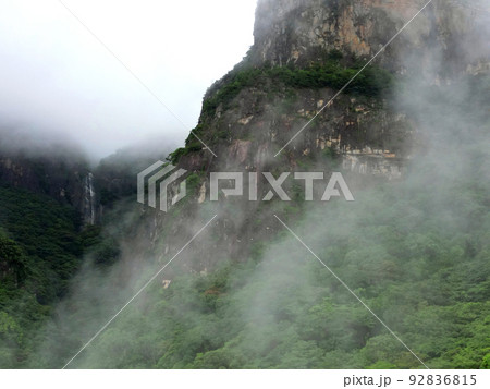 激しい雨に打たれる奇岩絶壁の行縢山の空撮 激しい雨に打たれる奇岩絶壁の行縢山の空撮 92836815