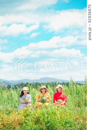 青空のもとスイカを持って座っている女性達 青空のもとスイカを持って座っている女性達 92836870