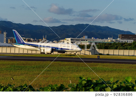 夕暮れの伊丹空港・誘導路上のジェット旅客機 夕暮れの伊丹空港・誘導路上のジェット旅客機 92836886