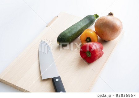 ヒノキのまな板と包丁と野菜 92836967