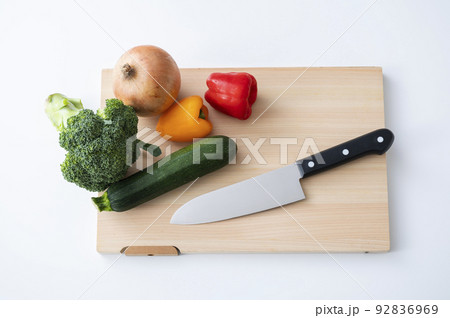 ヒノキのまな板と包丁と野菜 92836969