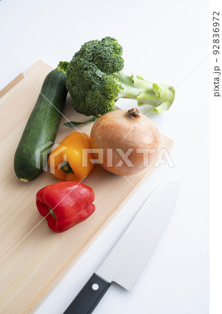 ヒノキのまな板と包丁と野菜 92836972