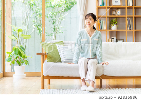 リビングでくつろぐ若い女性 92836986