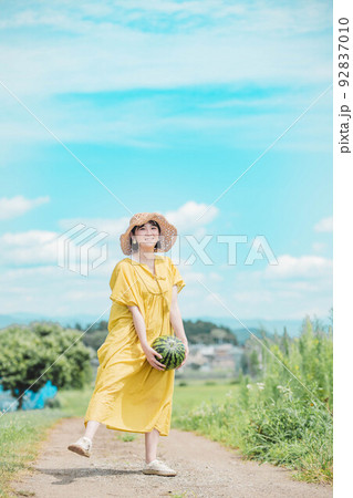 スイカと青空と夏 スイカと青空と夏 92837010