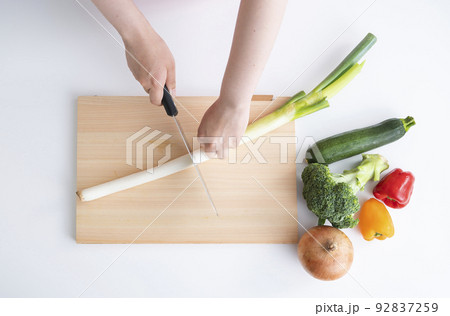 野菜を切る女性の手元 92837259