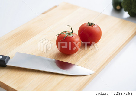 ヒノキのまな板と包丁と野菜 92837268