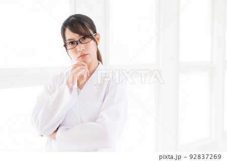 白衣の女性　考える 92837269