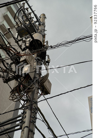 電柱・曇り空・風景・都会・電線 電柱・曇り空・風景・都会・電線 92837766