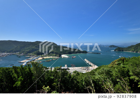 神武台から錦湾と熊野灘を望む 【三重県度会郡大紀町】 神武台から錦湾と熊野灘を望む 【三重県度会郡大紀町】 92837908