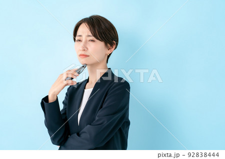 スマートフォン 悩む ビジネス 女性 スマートフォン 悩む ビジネス 女性 92838444