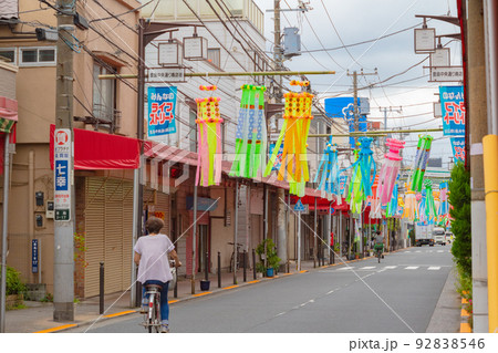 北区王子 豊島商店街の七夕飾りと自転車に乗る通行人 北区王子 豊島商店街の七夕飾りと自転車に乗る通行人 92838546