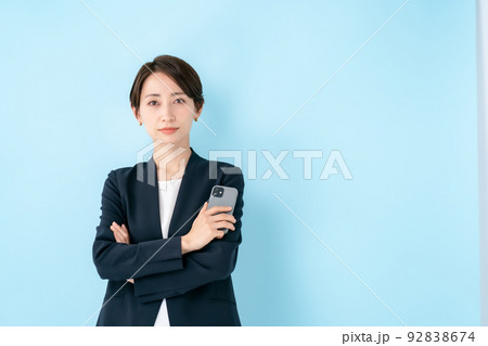 ビジネス 女性 ブルーバック ビジネス 女性 ブルーバック 92838674