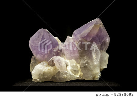 〔福井県・福井県立恐竜博物館〕紫水晶　原石 92838695