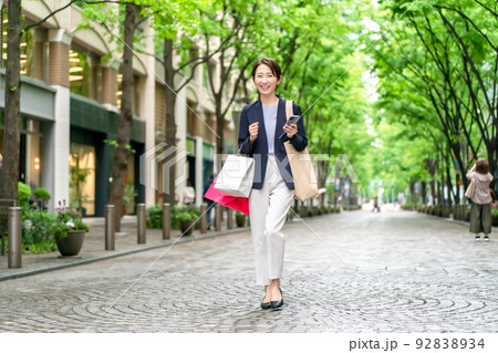 女性　買い物　ショッピング　新緑 92838934