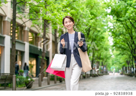 女性 買い物 ショッピング 新緑 女性 買い物 ショッピング 新緑 92838938