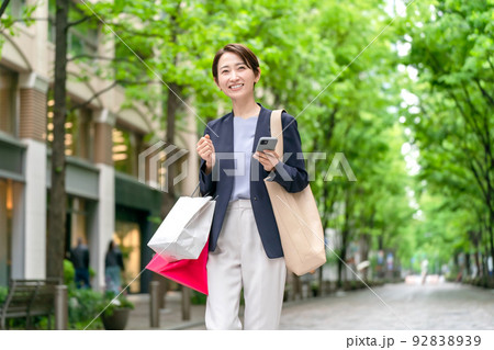 女性　買い物　ショッピング　新緑 92838939