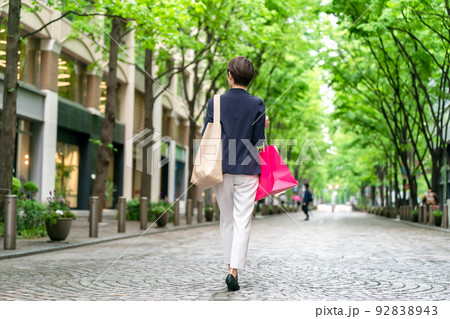 女性　買い物　ショッピング　新緑 92838943