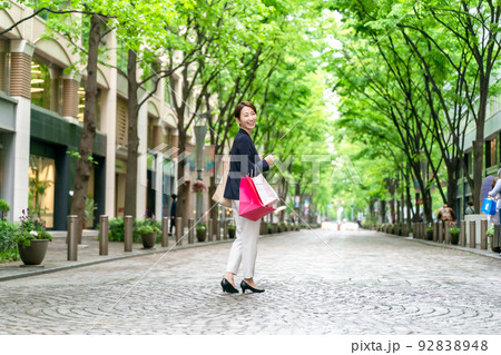 女性 買い物 ショッピング 新緑 女性 買い物 ショッピング 新緑 92838948
