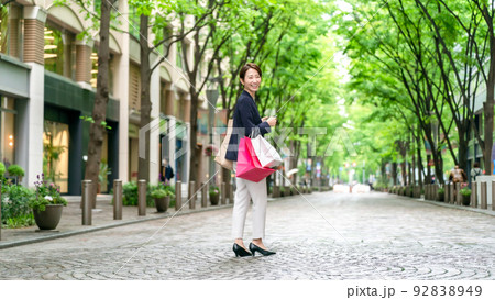 女性 買い物 ショッピング 新緑 女性 買い物 ショッピング 新緑 92838949