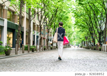 女性 買い物 ショッピング 新緑 女性 買い物 ショッピング 新緑 92838952