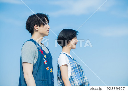 保育士 男女 青空 保育士 男女 青空 92839497