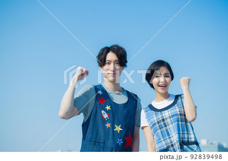 保育士　男女　青空 92839498