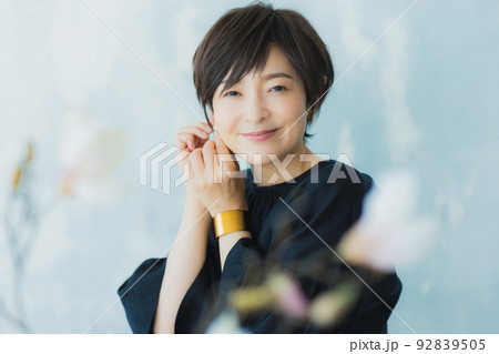 赤いTシャツの女性  92839505