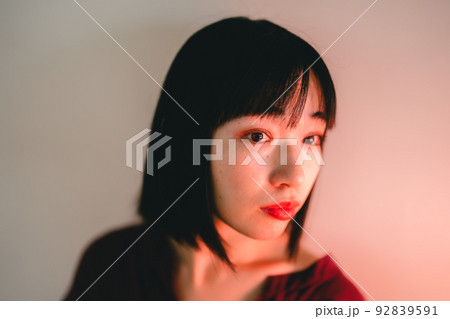 室内女性ポートレート 92839591