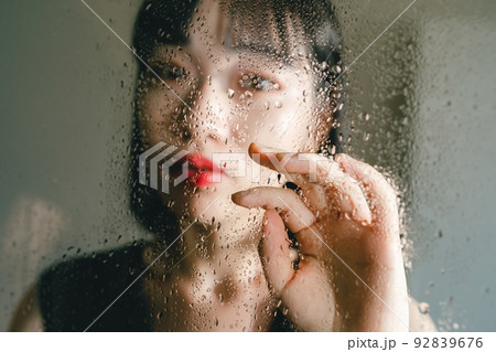 雨の日の女性 92839676