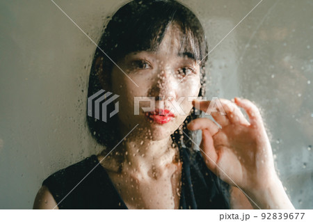 雨の日の女性 92839677