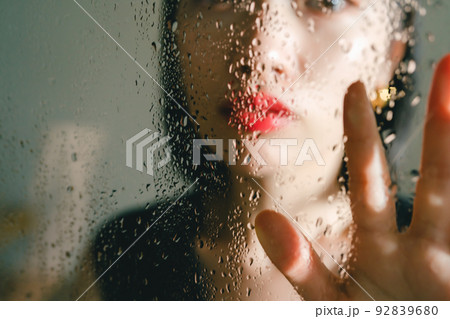雨の日の女性 雨の日の女性 92839680