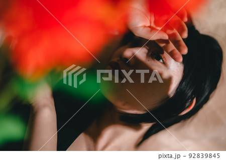 モードな女性 92839845