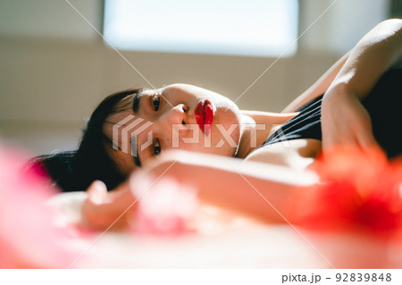 モードな女性 92839848