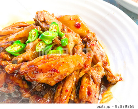 中国家庭料理・紅焼鶏翅中（手羽先のピリ辛醤油煮） 92839869
