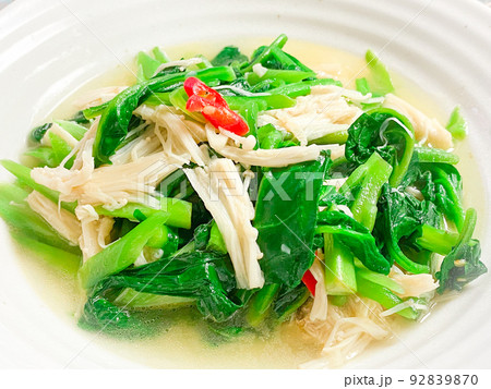 中国家庭料理・紫角叶炒金針菇(ツルムラサキとエノキの中華炒め煮) 中国家庭料理・紫角叶炒金針菇(ツルムラサキとエノキの中華炒め煮) 92839870