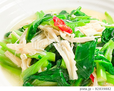 中国家庭料理・紫角叶炒金針菇（ツルムラサキとエノキの中華炒め煮） 92839882