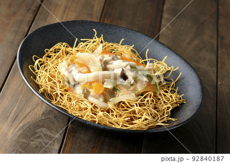 しめじや人参、玉葱などが入っている餡がかかった皿うどん しめじや人参、玉葱などが入っている餡がかかった皿うどん 92840187