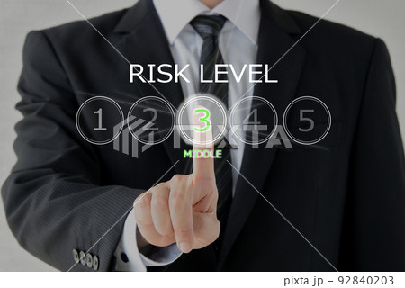 リスクレベルを決めるビジネスマン―ミドルリスク 92840203