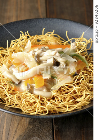 しめじや人参、玉葱などが入っている餡がかかった皿うどん しめじや人参、玉葱などが入っている餡がかかった皿うどん 92840206