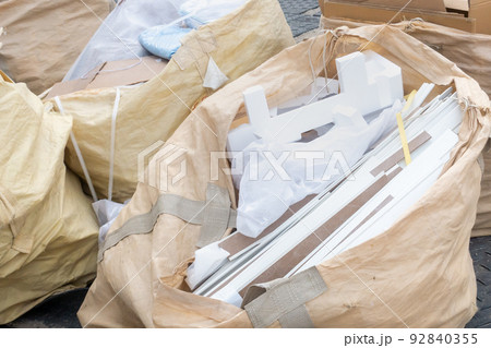 建設現場で出たゴミの写真。 建設現場で出たゴミの写真。 92840355