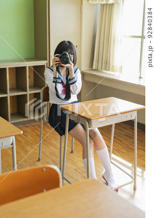 教室で写真を撮る女子高生 92840384