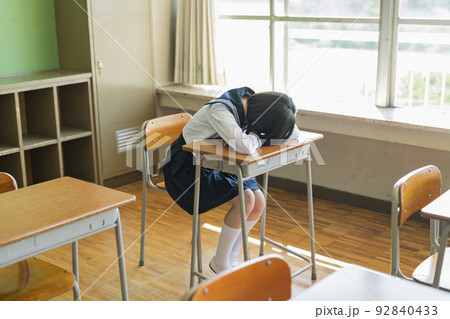 教室 机で眠る女子高生 92840433