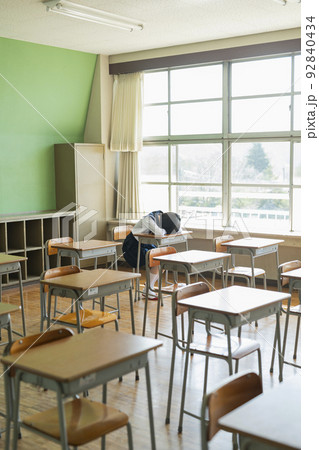 教室 机で眠る女子高生 92840434