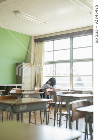 教室 机で眠る女子高生 92840435