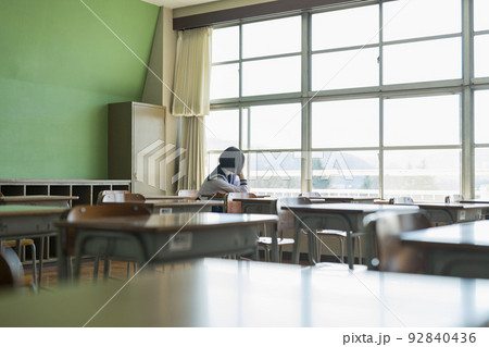 教室 退屈そうな女子高生 92840436