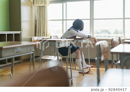 教室 退屈そうな女子高生 92840437