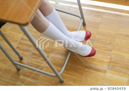 教室 女子高生 足元 92840439