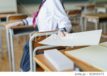 教室 プリントを渡す女子高生 教室 プリントを渡す女子高生 92840475
