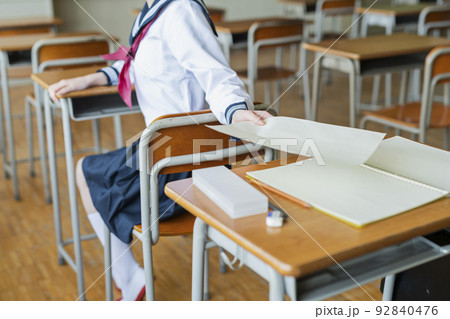 教室 プリントを渡す女子高生 教室 プリントを渡す女子高生 92840476